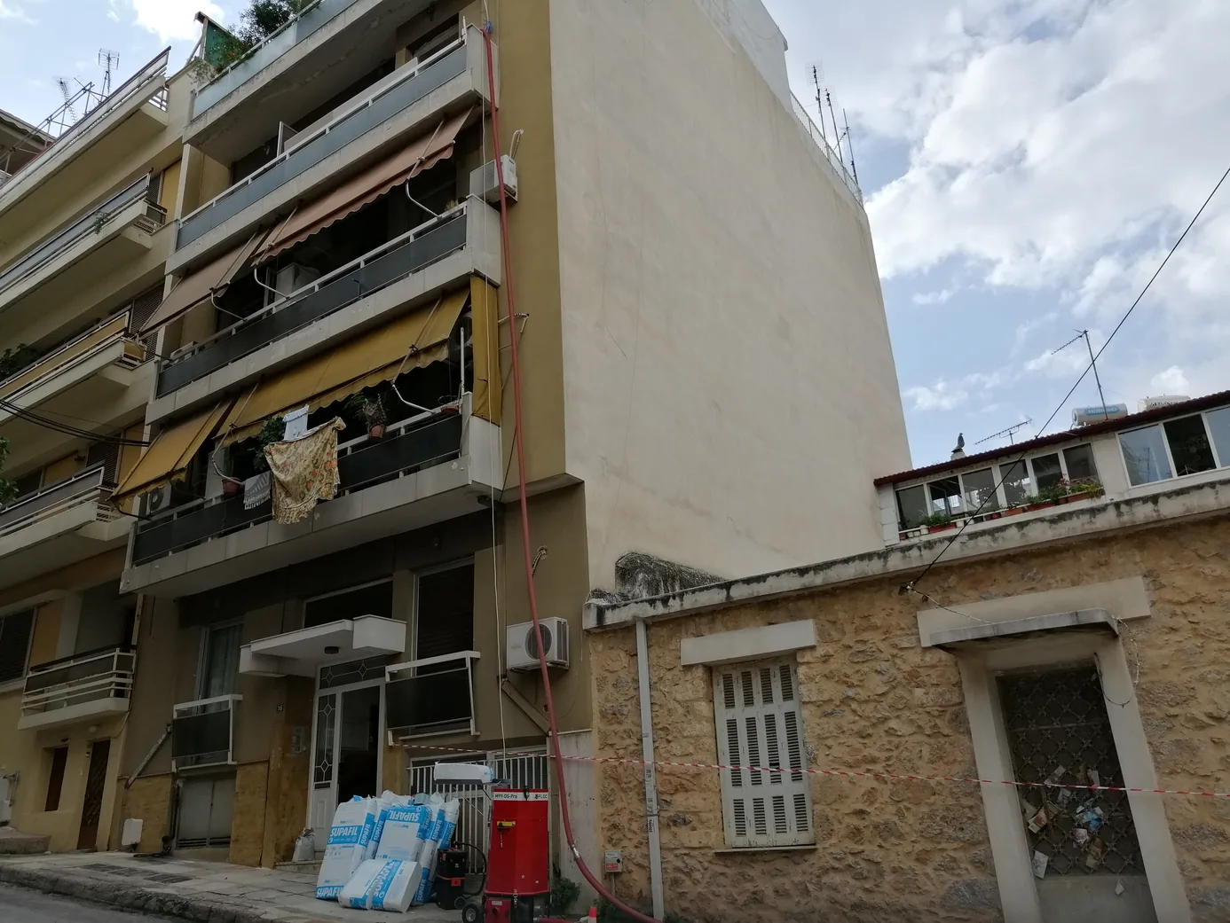 Σε ακάλυπτες μεσοτοιχίες